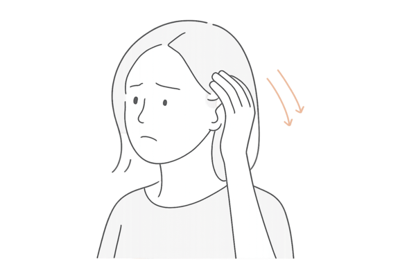 髪全体のボリュームダウンを気にする女性