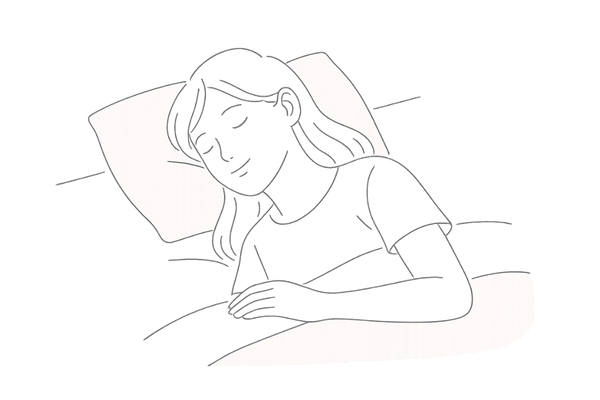 睡眠と髪の健康イメージ(ベッドでぐっすり眠る女性)