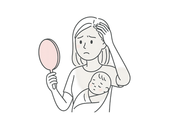 産後に鏡を見て抜け毛を気にする女性