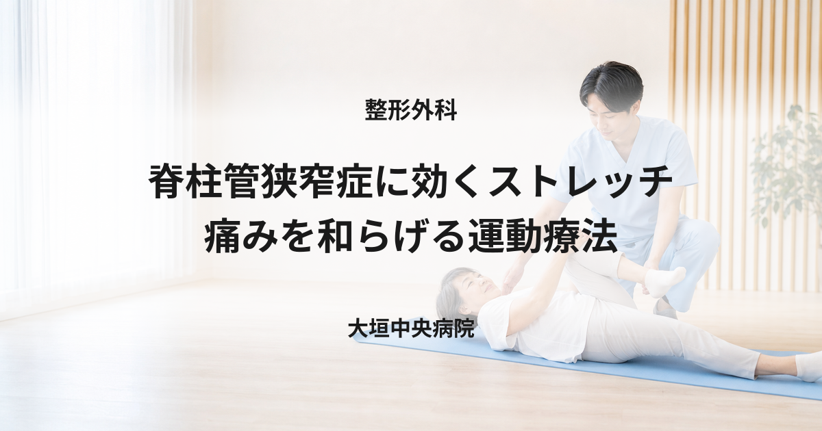 ヨガマットの上で理学療法士の指導を受けながら軽い運動をする高齢者のイメージ